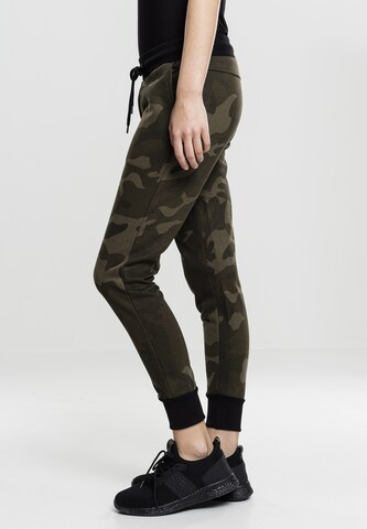 Tapered Pantaloni 'Terry' de la Urban Classics pe verde