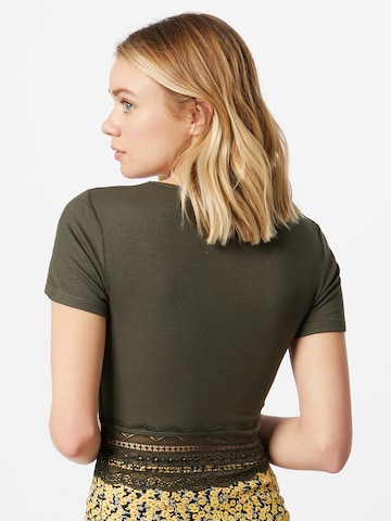 T-shirt 'Carin' ABOUT YOU en vert