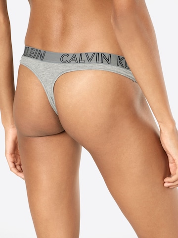 Calvin Klein Underwear - Tanga 'THONG' en gris: atrás