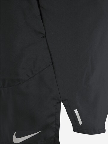 NIKE Regular Sportshorts 'Flex Stride' in Schwarz