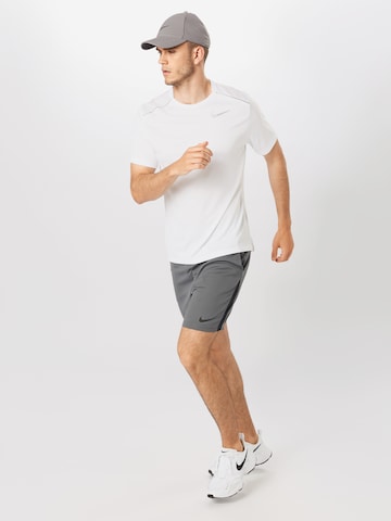 NIKE Regular Sportshorts in Grau