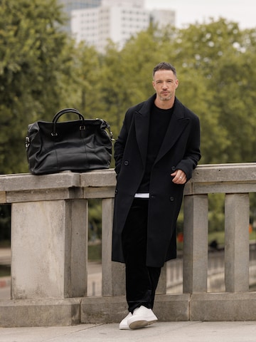 Elegant All Black Coat Look