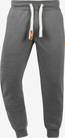 !Solid Tapered Broek 'Benn' in Grijs: voorkant