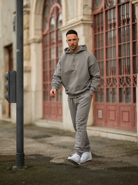 Daniel Fuchs - Comfy Monochrome Sweat Look by DAN FOX APPAREL