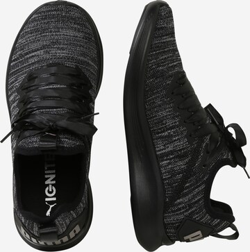 Chaussure de sport PUMA en noir : sur le côté