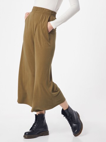 Urban Classics Wide leg Pants in Green: front