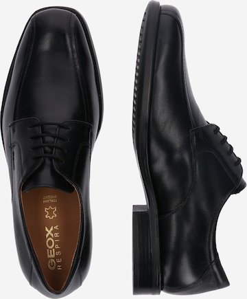 Chaussure à lacets 'Federico' GEOX en noir : sur le côté