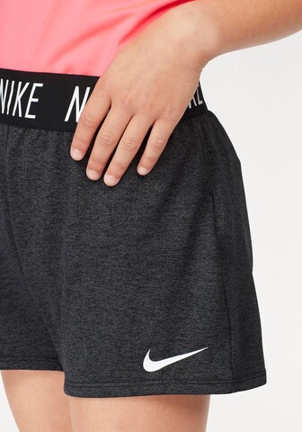 NIKE Regular Shorts in Grau