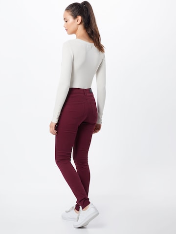 Skinny Jeans 'VMHot Seven' de la VERO MODA pe roșu: spate