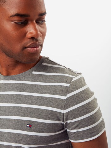 TOMMY HILFIGER Slim fit Μπλουζάκι σε γκρι
