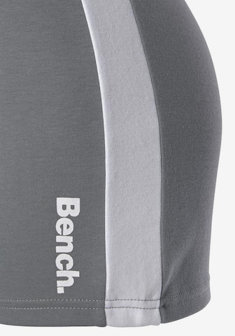 BENCH Slimfit Shorts in Grau