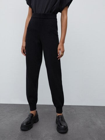 EDITED Tapered Broek 'Giona' in Zwart: voorkant