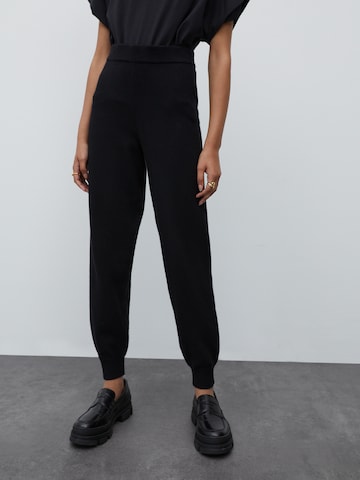 EDITED Tapered Pants 'Giona' in Black: front