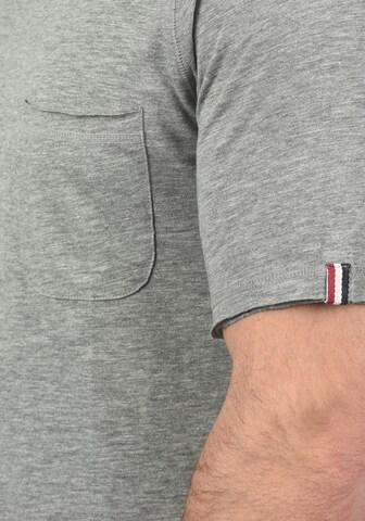 T-Shirt 'Xora' Produkt en gris