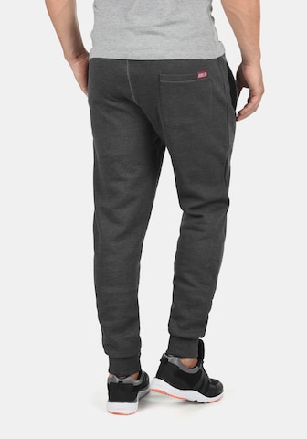 !Solid Tapered Broek 'Benn' in Grijs