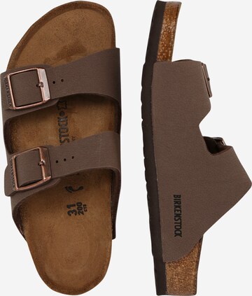 BIRKENSTOCK Sandály 'Arizona' – hnědá: boční strana