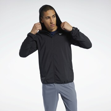 Reebok - Chaqueta deportiva en negro: frente