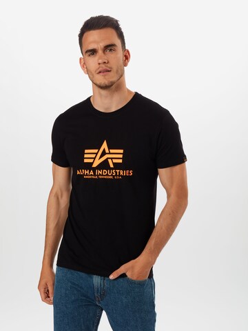 ALPHA INDUSTRIES - Ajuste regular Camiseta en negro: frente