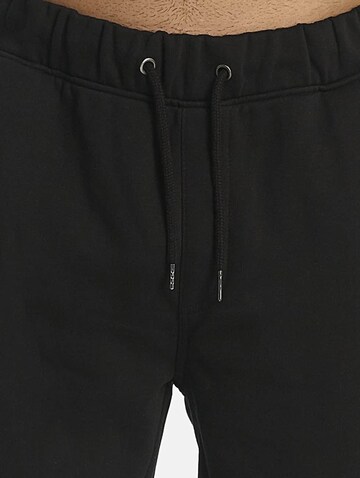 ROCAWEAR Tapered Sweathose in Schwarz