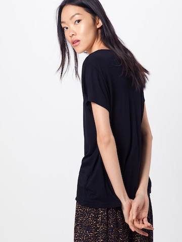 Tricou 'Sarah' de la ABOUT YOU pe negru: spate