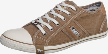 Baskets basses MUSTANG en beige : devant