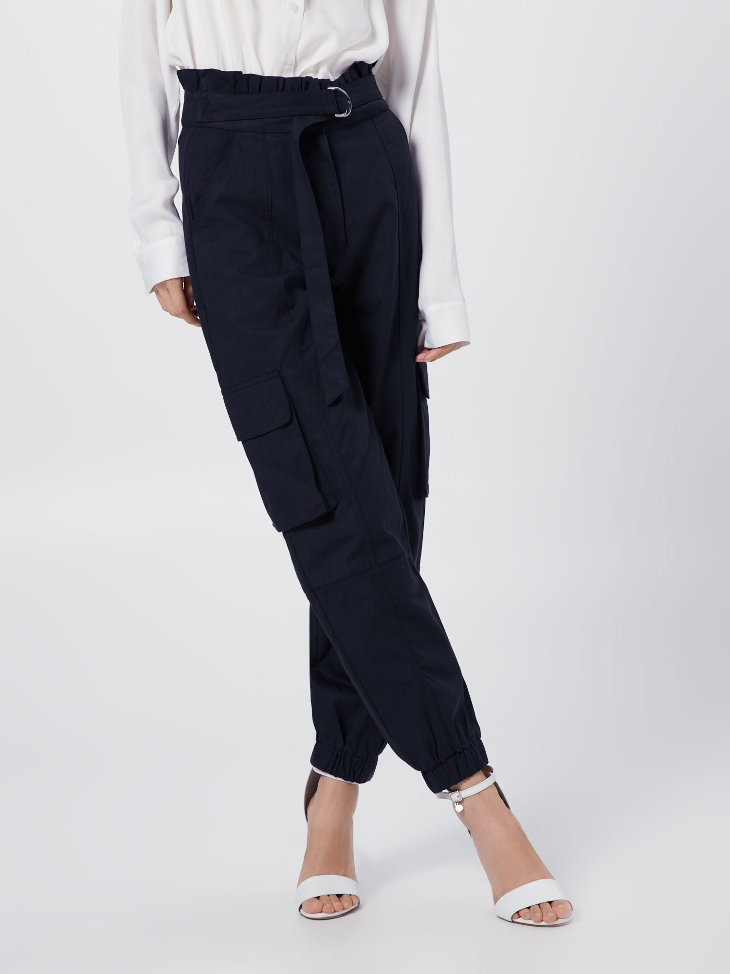 Pantaloni Boohoo pe negru: Privire frontală