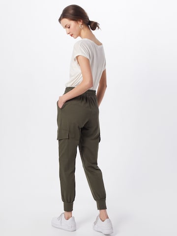 Kaffe - Tapered Pantalón cargo 'KASiggi Linda' en verde