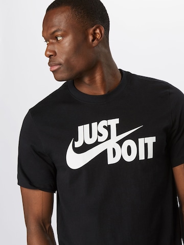 Coupe regular T-Shirt 'Swoosh' Nike Sportswear en noir