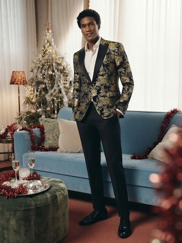Slim Black Gold Suit Look