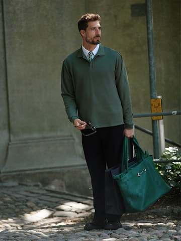 Green Pullover And Tie Look