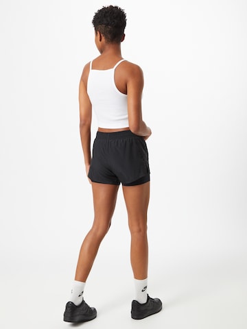 NIKE Regular Sportshorts in Schwarz