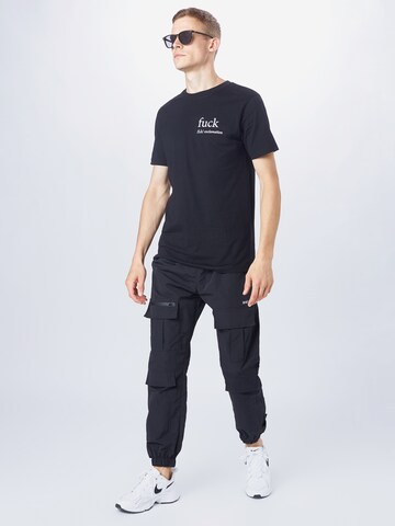 Coupe regular T-Shirt Mister Tee en noir