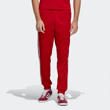 Effilé Pantalon 'Sst Tp' ADIDAS ORIGINALS en rouge : devant