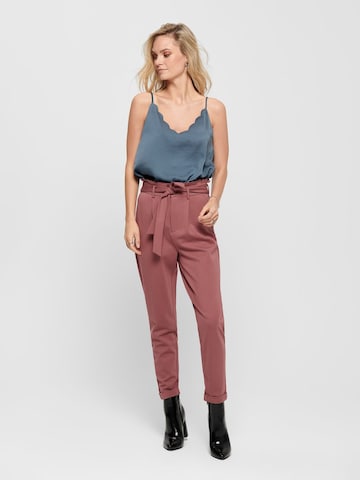 ONLY Tapered Pleat-front trousers in Red: front