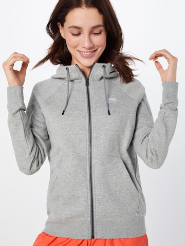 Veste de survêtement 'Essntl' Nike Sportswear en gris : devant