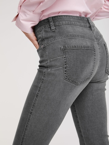 heine Flared Jeans in Grau