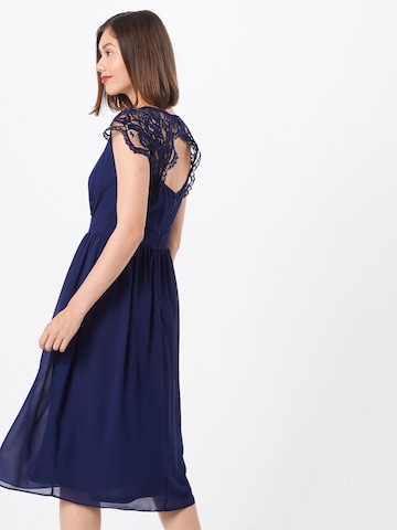 Robe de cocktail 'NEITH' TFNC en bleu : derrière