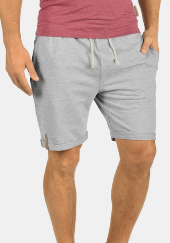 INDICODE JEANS Regular Sweatshorts 'Ian' in Grau: predná strana