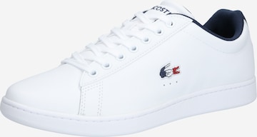 LACOSTE - Sapatilhas baixas 'Carnaby Evo' em branco: frente