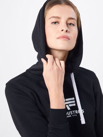 ALPHA INDUSTRIES Sweatshirt i svart