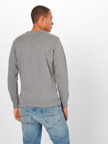Bluză de molton de la Calvin Klein Jeans pe gri: spate