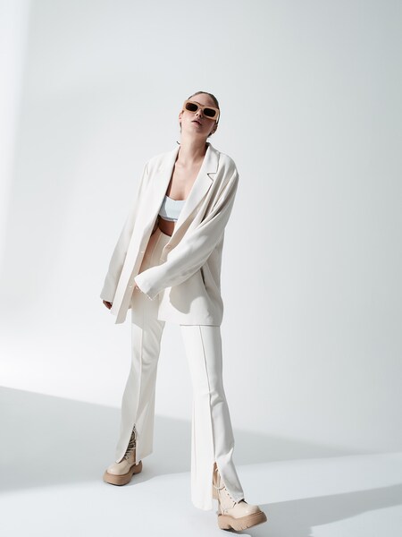 Elena Carrière - Classy All White Look
