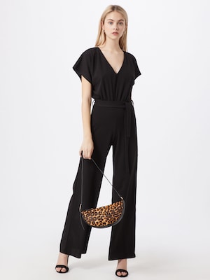 Donna con tuta jumpsuit