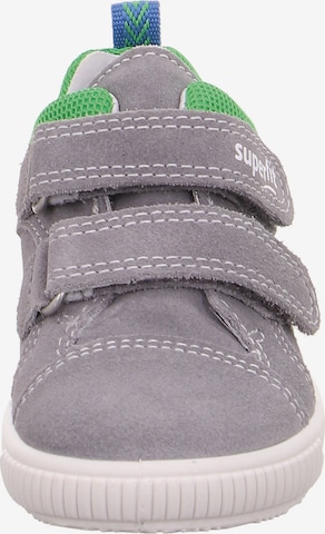 SUPERFIT - Sapato de primeiros passos 'Moppy' em cinzento