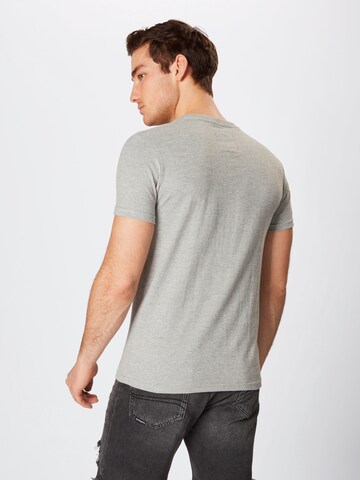 T-Shirt Superdry en gris : derrière