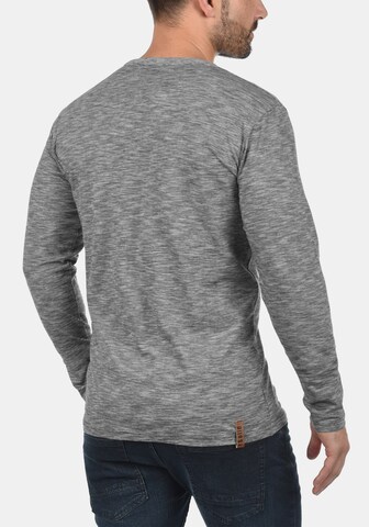 !Solid Rundhalsshirt 'Migos' in Grau