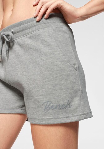 BENCH Shorts in Grau