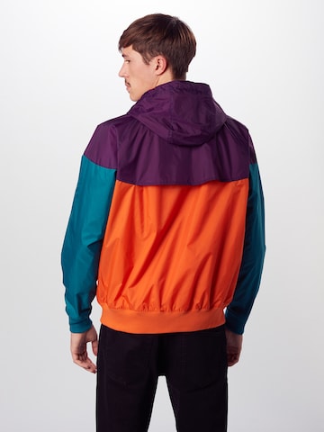 Coupe regular Veste mi-saison Nike Sportswear en mélange de couleurs : derrière