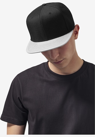 Cappello da baseball 'Metallic Visor' di Flexfit in nero: frontale