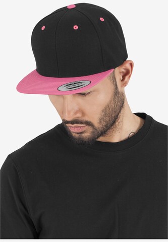 Casquette Flexfit en noir : devant